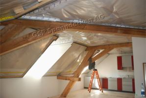 Dachstock vorher, mit  Isolation inklusiv Dampfsperre