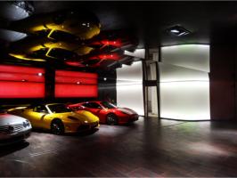 Einstellhalle, Wnde und Decken schwarz hochglanz