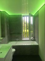 Privat Bad 2 weiss hochglanz (transluzente Folie )hinterleuchtet mit Farbwechsel