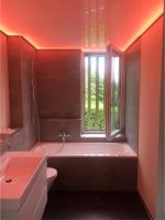 Privat Bad 3 weiss hochglanz (transluzente Folie) hinterleuchtet mit Farbwechsel