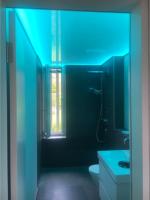 Privat Bad 4 weiss hochglanz (transluzente Folie ) hinterleuchtet mit Farbwechsel