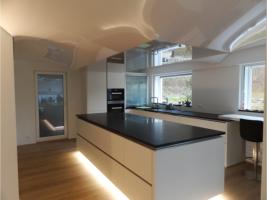 Privat Kche, Glanzdecke weiss mit integriertem Lichtfeld ber der Kochinsel. Lichtfeld weisse transluzenter Glanzdecke 