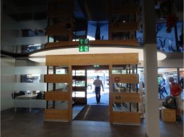 Tourist Office Zermatt, schwarz hochglanz mit integrierten Lichtfeldern (LED)