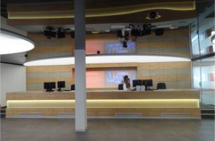 Tourismusbro Zermatt schwarz hochglanz mit integrierten Lichtfeldern (LED)  