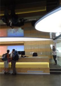 Tourist Office Zermatt, schwarz hochglanz mit integrierten Lichtfeldern transluzente Folie