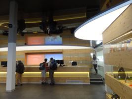 Tourist Office  Zermatt , Schwarz hochglanz mit integrierten Lichtfeldern (LED)