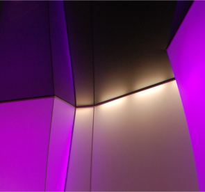 Lichtsulen mit Farbwechsel, mit weiss ausgel. Lichttrennwand, schwarz hochglanz Spanndecke